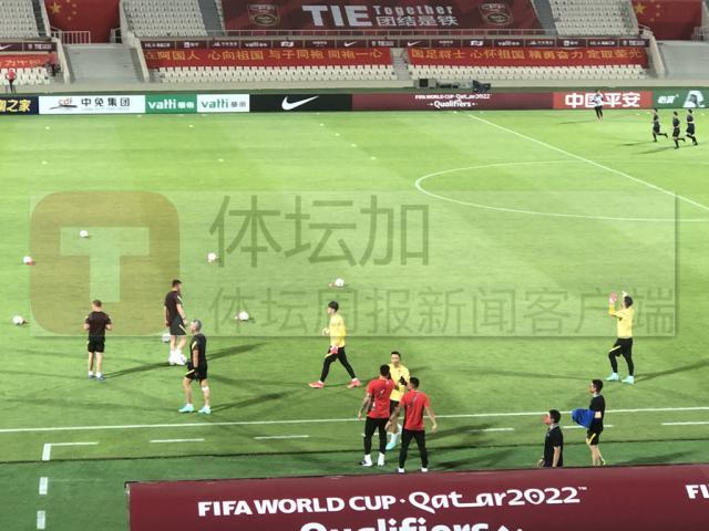 炸金花小游戏网页版-【国足现场图】球场挂满五星红旗和标语显主场氛围