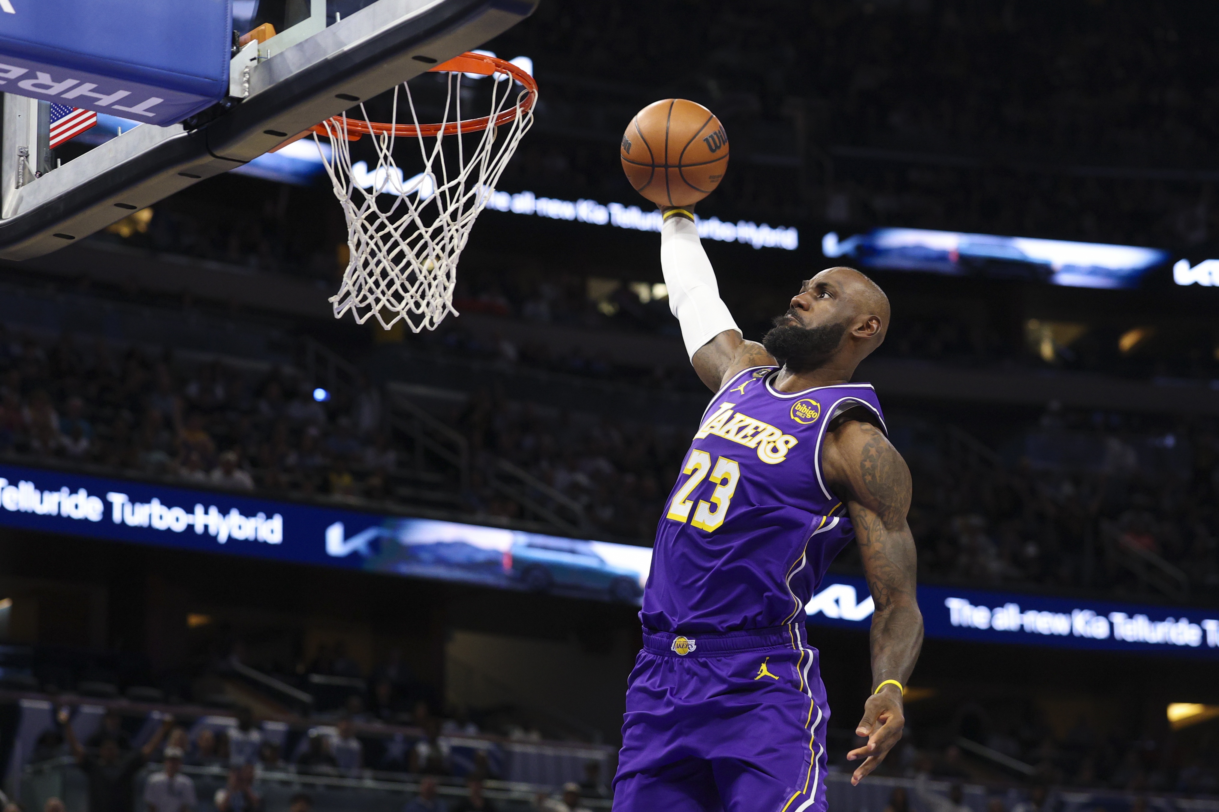 炸金花免费小游戏-詹姆斯缺战雷霆！名记：湖人四天三赛 反正上也要输还不如休息！